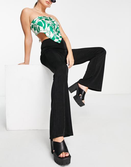 Bershka - Flare-broek van gladde stof in zwart