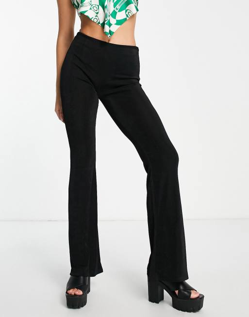 Bershka - Flare-broek van gladde stof in zwart, 2 van 4