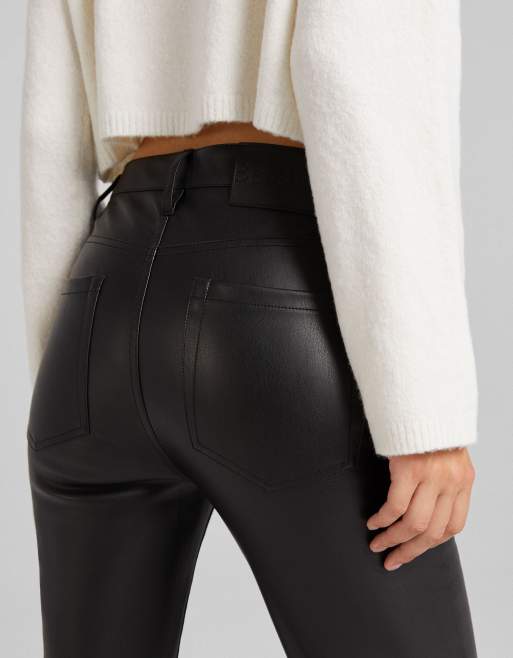Bershka Flare broek van imitatieleer in zwart ASOS