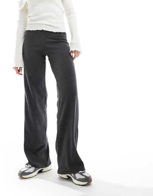Bershka - Flare-broek van kreukelstof in antraciet