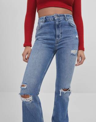 Bershka - Flare jeans met scheuren in blauw | ASOS