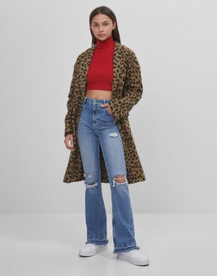 Bershka - Flare jeans met scheuren in blauw | ASOS
