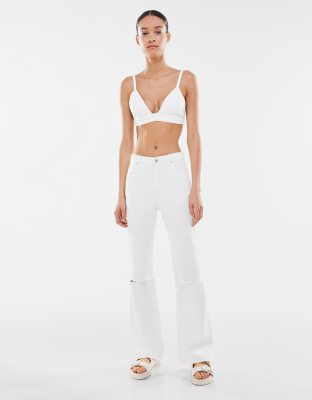 Bershka - Flare jeans met stretch en scheuren in wit | ASOS