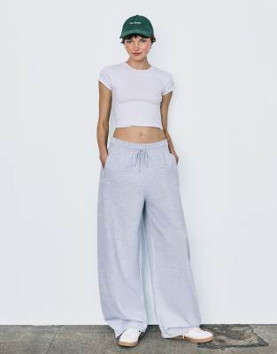 Bershka - Flauschige Barrel-Hose in Grau