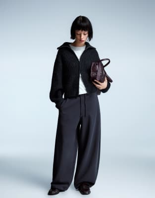 Bershka - Flauschige Barrel-Hose in Marineblau mit Kordelstoppern