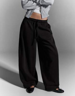 Bershka - Flauschige Barrel-Hose in Schwarz mit Kordelstoppern