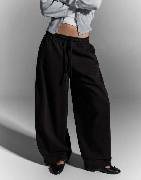 Bershka – Flauschige Barrel-Hose in Schwarz mit Kordelstoppern - view 1