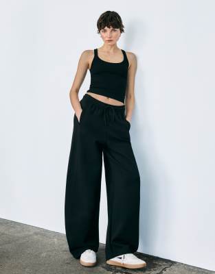 Bershka - Flauschige Barrel-Hose in Schwarz