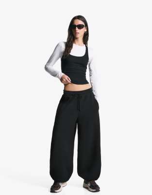 Bershka - Flauschige Barrel-Hose in Schwarz