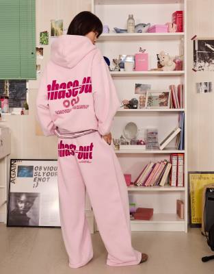 Bershka - Flauschige, gemusterte Hose in Rosa mit weitem Bein