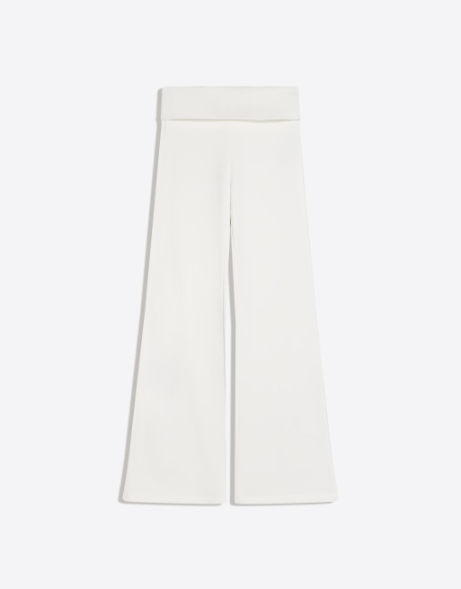 Bershka – Flauschige Schlaghose in Ecru mit Aufnäher, 4 von 4