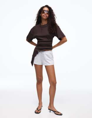 Bershka - Flauschige Shorts in Hellgrau mit elastischem Bund