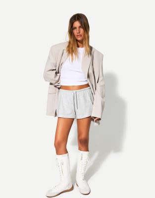 Bershka - Flauschige Shorts in Hellgrau