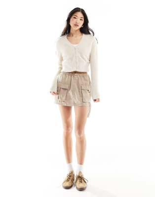 Bershka - Flauschige Strickjacke in Sand-Neutral