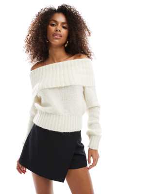 Bershka - Flauschiger Pullover in Ecru mit Carman-Ausschnitt-Neutral