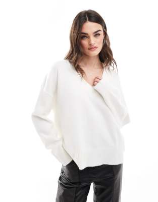 Bershka - Flauschiger Pullover in Ecru mit V-Ausschnitt-Neutral