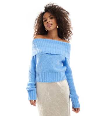 Bershka - Flauschiger Pullover in Hellblau mit Carmen-Ausschnitt