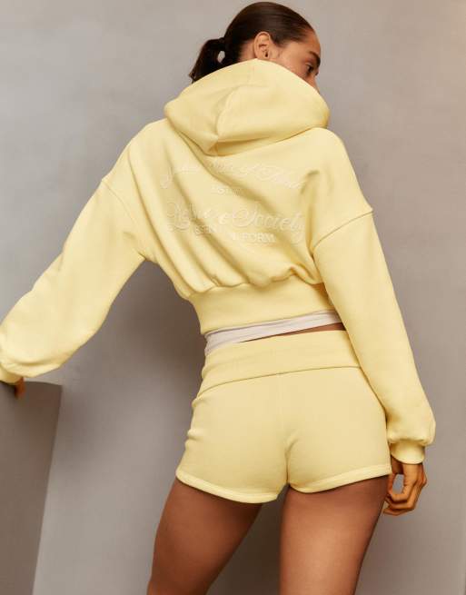 Bershka - Fleece bermuda short met omgeslagen tailleband in geel, 2 van 4