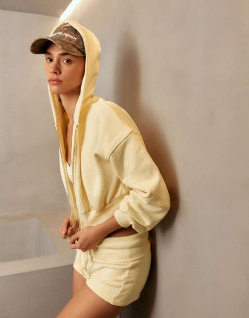 Bershka - Fleece bermuda short met omgeslagen tailleband in geel, 3 van 4