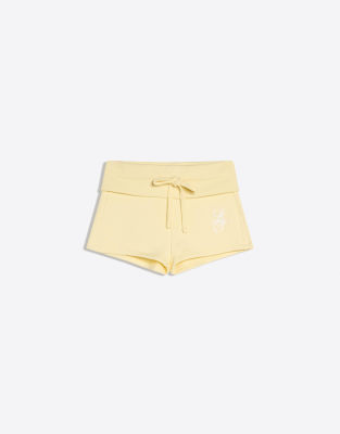 Bershka - Fleece-Bermudashorts in Gelb mit umgeschlagenem Bund