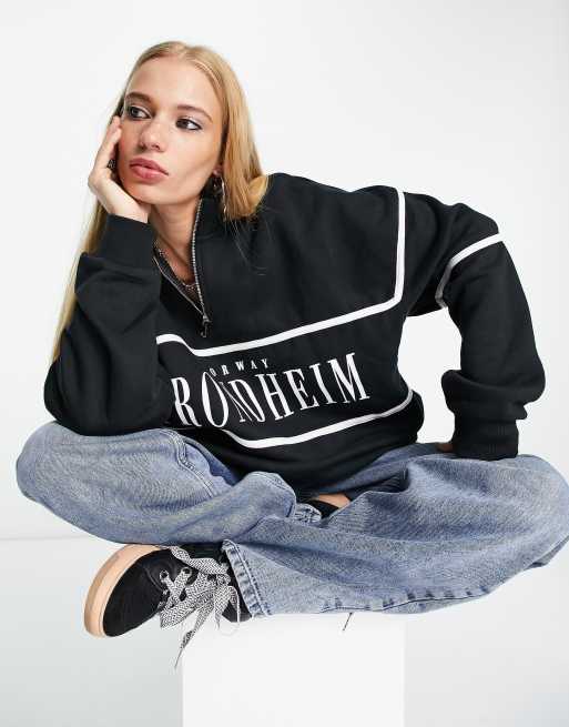Bershka - Fleece met rits en slogan in zwart