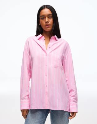 Bershka - Fließendes Oversize-Hemd in leuchtendem Rosa
