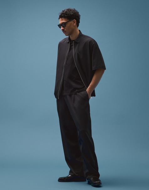 Bershka – Fluid – Superweite Hose in Schwarz mit Abnähern - view 1