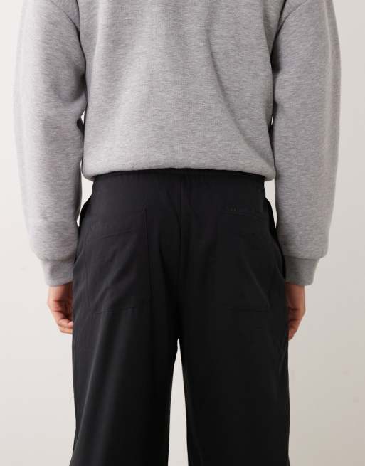 Bershka – Fluid – Superweite Hose in Schwarz mit Abnähern, 4 von 5