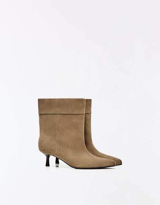 Bershka Fold-over heeled ankle boots in brown, 3 of 7