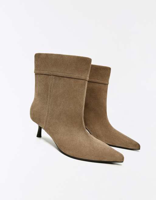 Bershka Fold-over heeled ankle boots in brown, 6 of 7