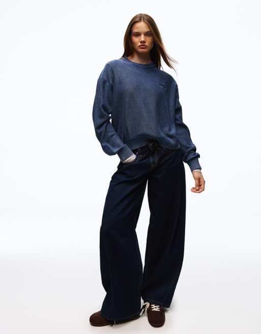 Bershka garment-dyed tröja med rund halsringning i denimblått, 2 av 5