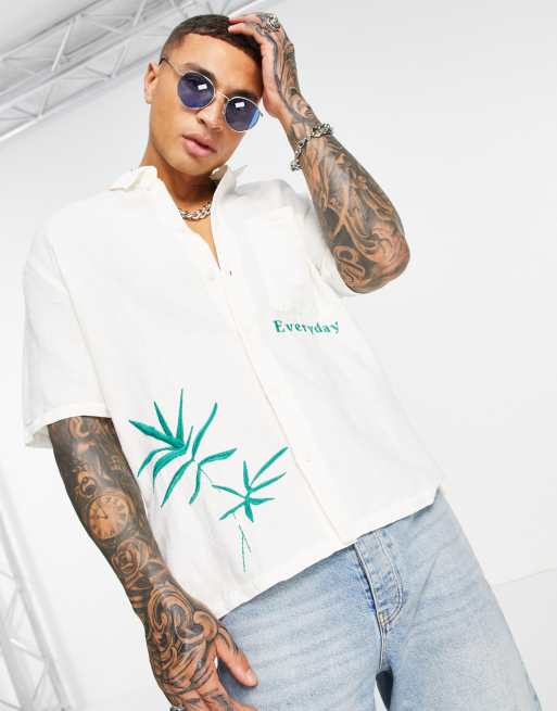 Bershka – Gefüttertes Hemd mit kleinem Print in Ecru