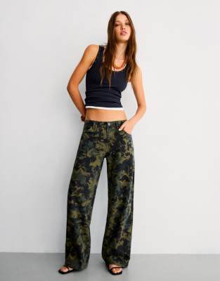 Bershka - Gemusterte Hose in Khaki mit geradem Schnitt-Grün