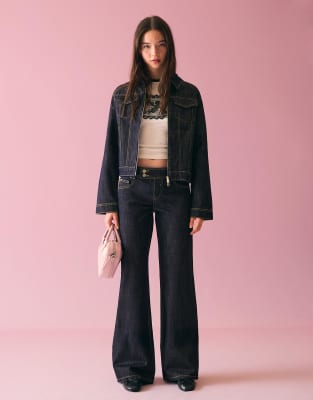 Bershka - Gemusterte, weite Jeans in Blau-Marineblau