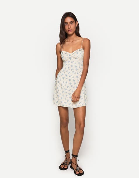 Bershka – Gemustertes Mini-Trägerkleid in Weiß - view 1