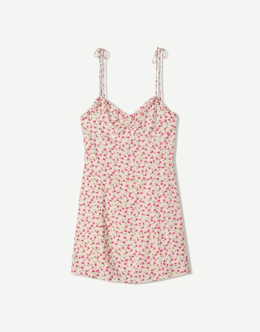 Bershka – Gemustertes Mini-Trägerkleid in Weiß  