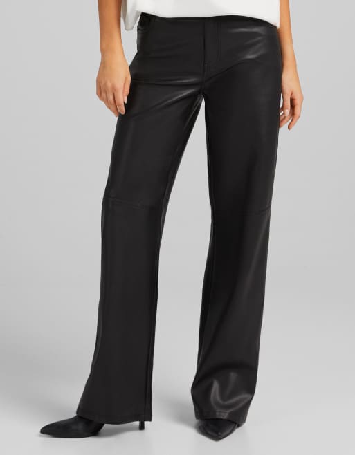 Bershka – Gerade geschnittene Hose aus Kunstleder in Schwarz