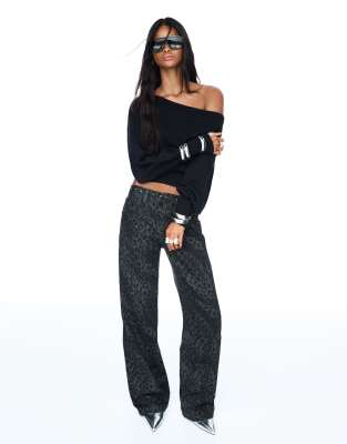 Bershka - Gerade geschnittene Hose in Grau mit Animal-Print und Nietenverzierung-Neutral