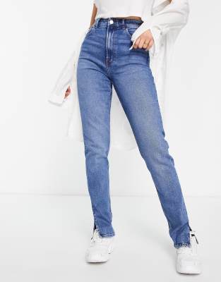 Bershka - Gerade geschnittene Jeans in Mittelblau mit Saumschliltz