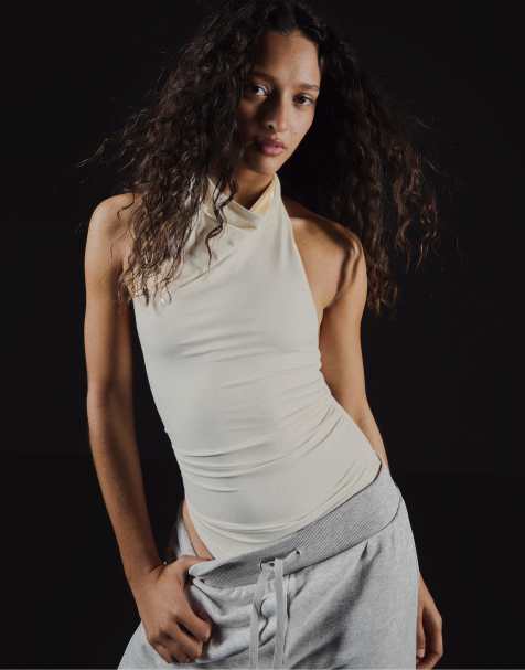 Bershka – Geraffter Neckholder-Body in Beige - view 1