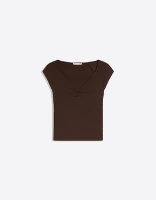Bershka - Gerafftes, kurzärmliges T-Shirt in Braun-Brown