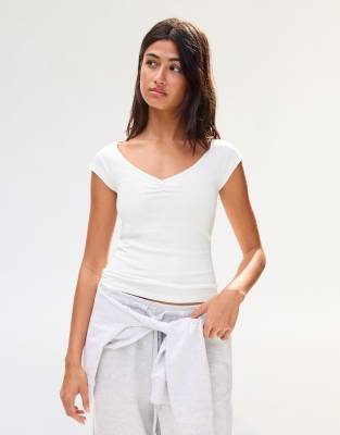 Bershka - Gerafftes, kurzärmliges T-Shirt in Weiß