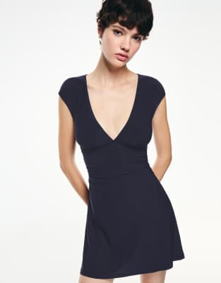 Bershka - Gerafftes Minikleid in Blau-Marineblau