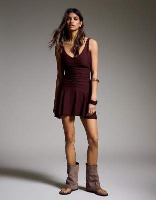 Bershka - Gerafftes Minikleid in Braun-Brown