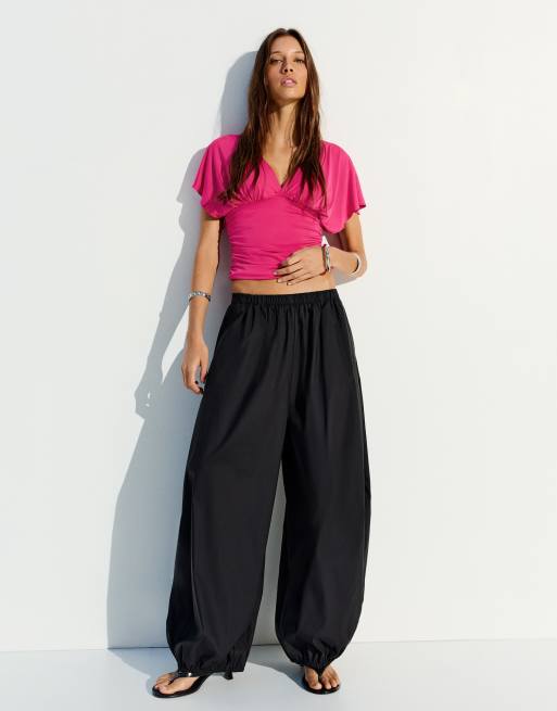 Bershka – Gerafftes Oberteil in leuchtendem Rosa mit V-Ausschnitt, 3 von 4