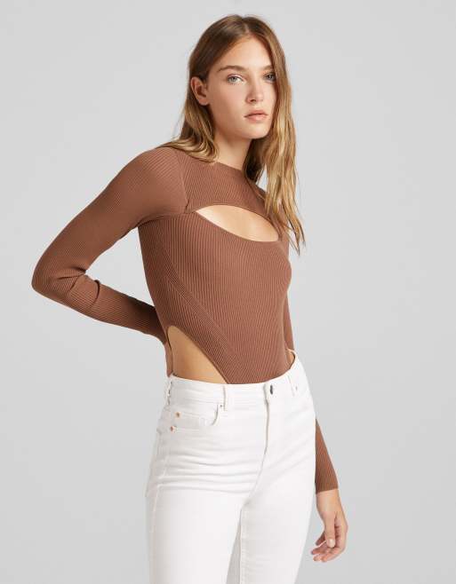 Bershka - Geribbelde gebreide body met gespleten detail in jaren 90-stijl in bruin