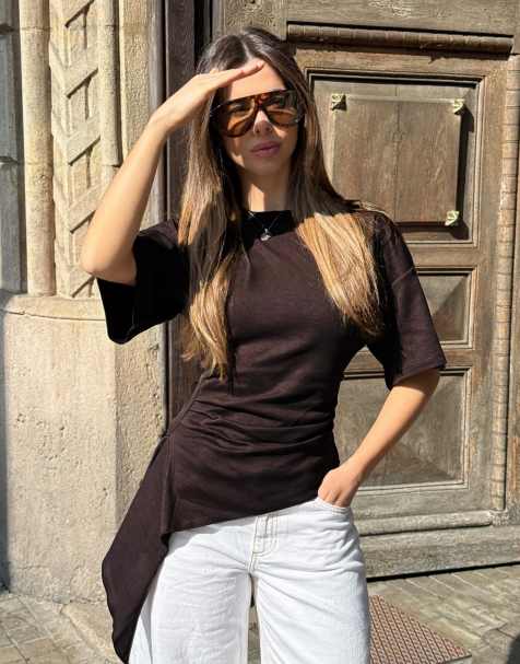 Bershka - Gerimpeld T-shirt met korte mouwen in bruin - view 1