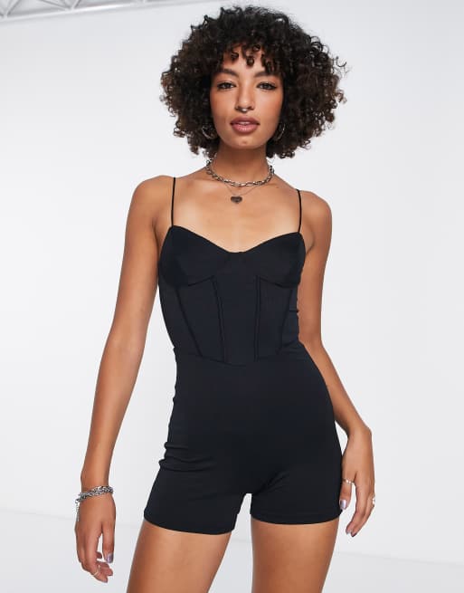 Bershka – Gerippter Playsuit in Schwarz mit verstärktem Korsett-Oberteil