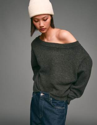 Bershka - Gerippter Pullover in Grau mit Carmen-Ausschnitt