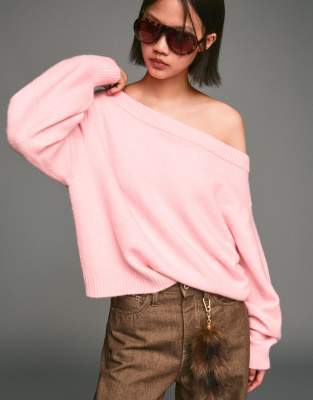 Bershka - Gerippter Pullover in Rosa mit Carmen-Ausschnitt